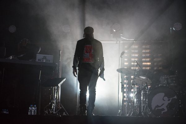 Youssoupha entre sur scène