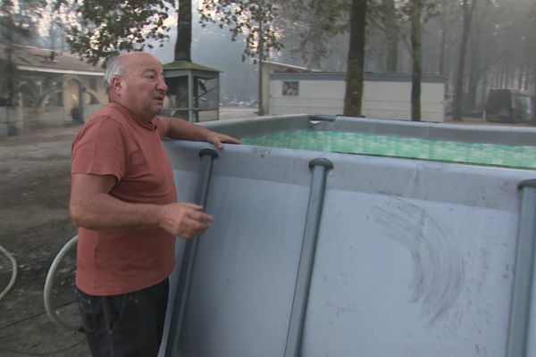 Christian, sa femme et un ami se sont réfugiés dans cette piscine hors-sol pendant l'incendie