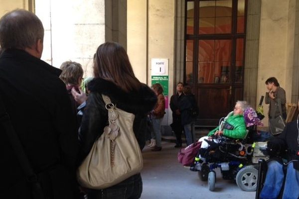 Rassemblement des salariés et des bénéficiaires aux portes du tribunal