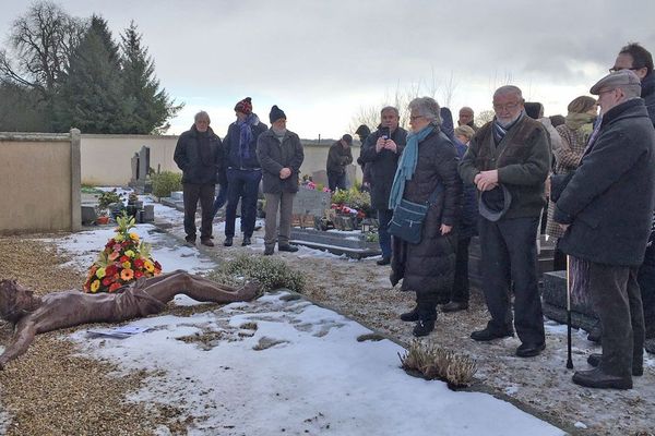 Mardi 22 janvier 2019 : début de l'hommage à l'abbé Pierre au cimetière d'Esteville (Seine-Maritime)