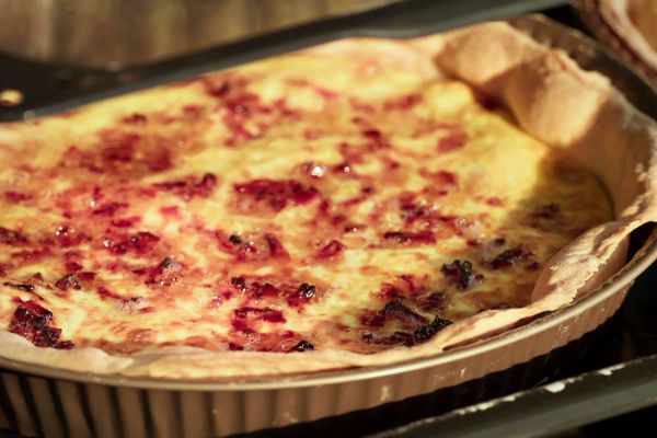 Une succulente quiche lorraine en train de cuire.