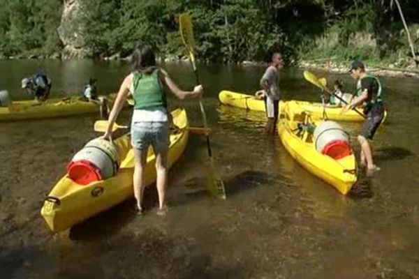 Lunettes et crème solaire obligatoires pour les balades en kayak en Lozère.