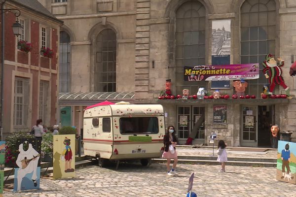 A Bernay (Eure), une vingtaine de compagnies participe au festival de la marionnette. Des expositions, conférences, films, stages adultes et enfants, manège artistique et animations enfants sont aussi proposées.