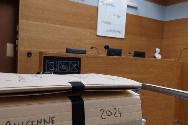 Le contentieux fait l’objet d’une audience au tribunal administratif.