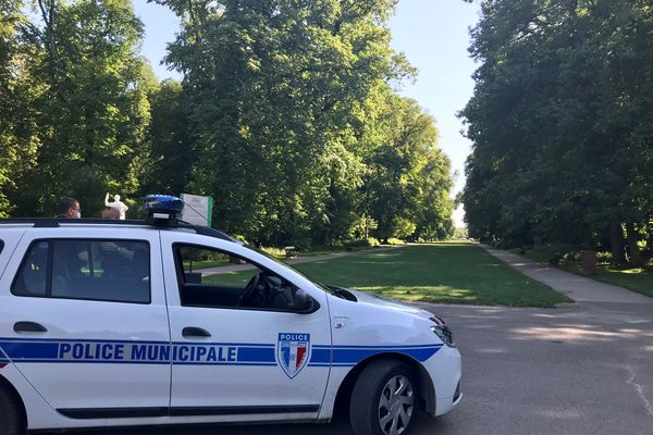 L'accès au parc est fermé par la Police Municipale. Tout le parc a été évacué à la suite de l'accident.