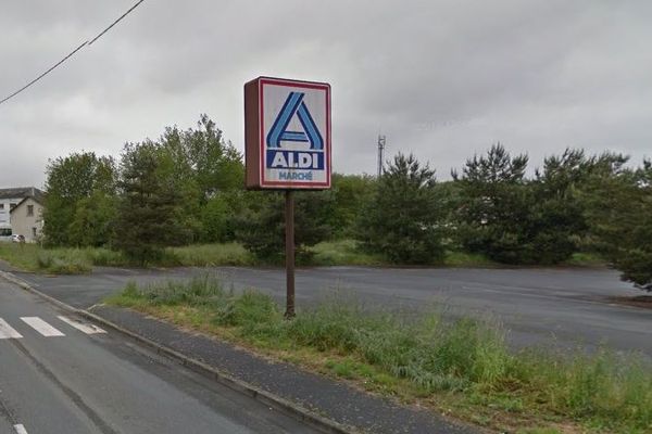 Le parking de l'ancien supermarché de La Souterraine occupé illégalement par des gens du voyage