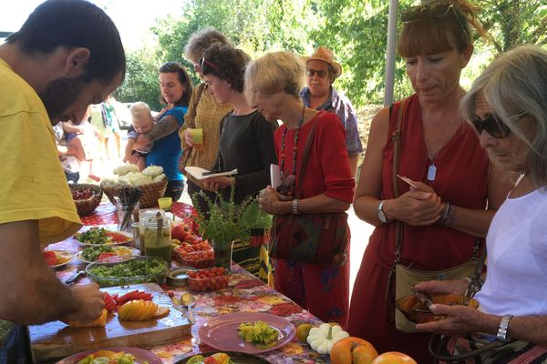 Ce midi, les gourmands ont eu droit à un repas 100% bio proposé par les producteurs du marché paysan.