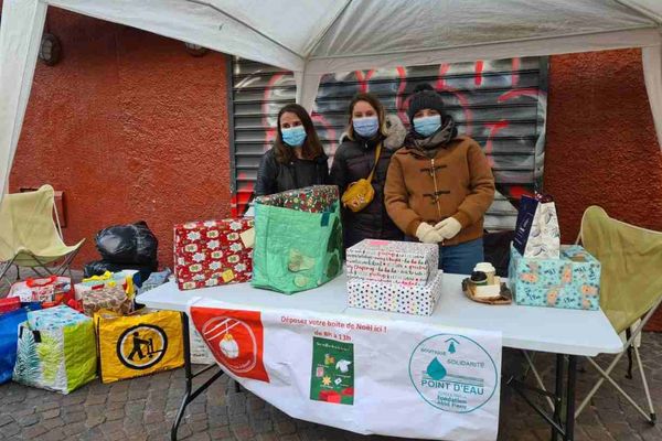 A Grenoble, les boîtes de Noël sont collectées par l'APF et distribuées au Point d'Eau