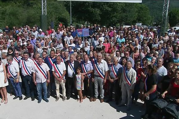 Ce matin, élus et habitants ont tenu à faire entendre leur voix.