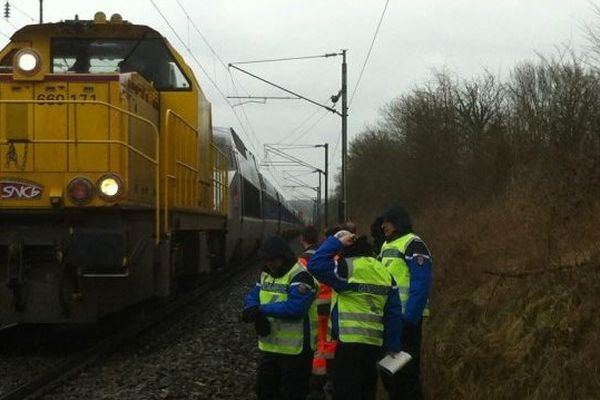 TGV bloqué à Saint-Pierre-la-Cour (53), dépanné par une locomotive diesel