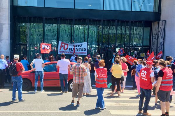 FO est le premier syndicat à manifester sa volonté de voir revaloriser les salaires des personnels soignants de 300 euros par mois et d'attribuer une prime "covid" de 1500 euros à l'ensemble des soignants