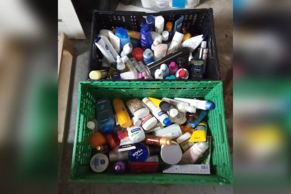 Beaucoup de produits d'hygiène, mais aussi des boissons et de l'alimentation, confisqués à l'embarquement, sont collectés par les Restos du coeur à Nice.