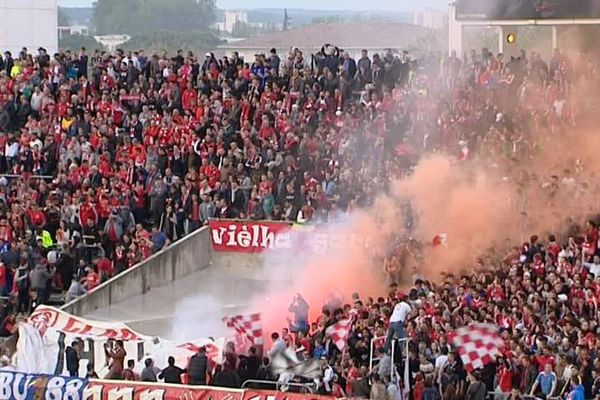 Les Crocos acclamés par une foule en délire, vendredi soir au Stade des Costières, à Nîmes, lors du match de L2 contre Lens, gagné 4 buts à 2.