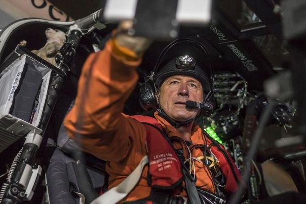 Avec plus de 60 heures en solitaire à bord de l'appareil, le pilote André Borschberg a déjà réalisé un exploit inédit, même s'il lui reste encore presque autant à tenir dans son cockpit exigu.
