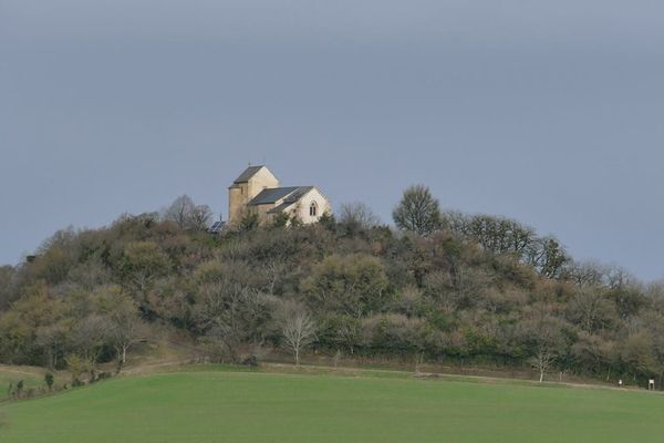 La chapelle du Mont Sabot (XIIe siècle) avec sa toiture en partie en lauzes qui vient d'être refaite, sur la commune de Neuffontaines dans la Nièvre. On la voit de loin, ce mont culmine la plaine à une altitude de 375m.