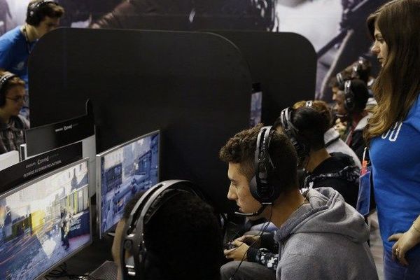 Les compétitions de jeux vidéo représentent un marché mondial de 600 millions de dollars par an. 