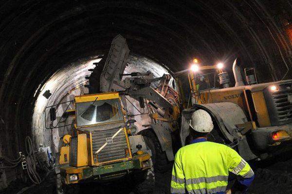 Des engins travaillent sous le regard d'un ouvrier sur le chantier de la future ligne du TGV Lyon-Turin