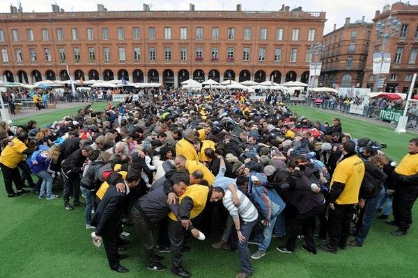 FestOval 2013, place du Capitole à Toulouse. La plus grande mêlée du monde.