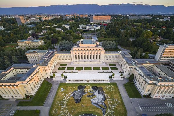 Vue aérienne de l'oeuvre "World in progress" de Saype qui a été inaugurée à Genève le 26 juin 2020. 