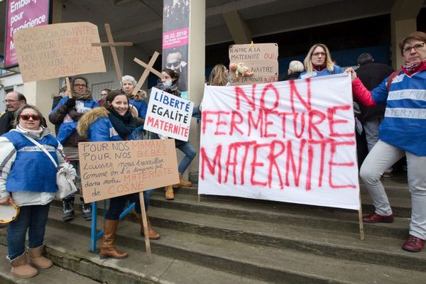 Des manifestants lors de la venue d’Agnès Buzyn à Nevers, le 1er mars 2018, lors des états généraux de la santé.