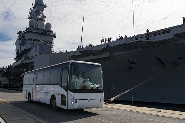 Le porte-avions Charles de Gaulle à quai à Toulon alors que l'épidémie de coronavirus a contaminé une bonne partie de l'équipage - 12/04/2020