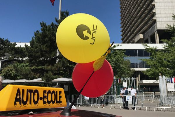 Une manifestation de gérants d'auto-école, à Nanterre, dans les Hauts-de-Seine, le 25 juin 2018.