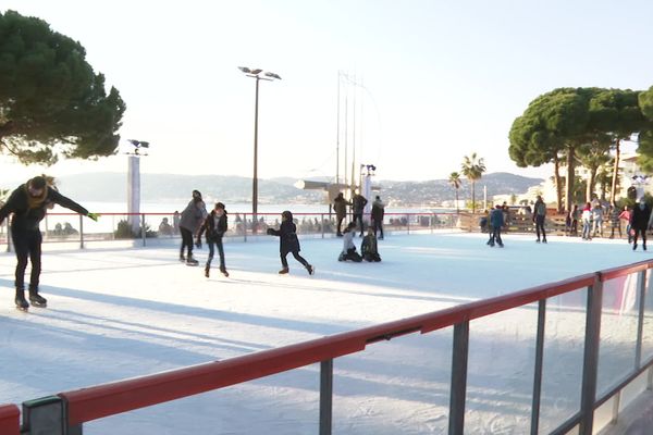 La patinoire de Juan-les-Pins sera, cette année encore, installée au bord de l'eau, au milieu de la pinède.