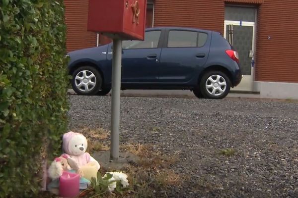 Des peluches ont été déposée devant la maison où a eu lieu le drame à Erquelinnes (Belgique)