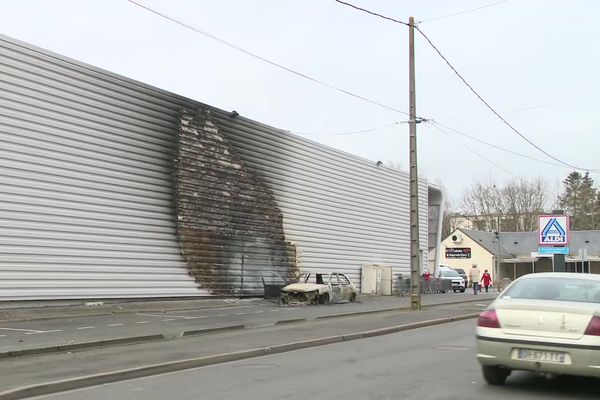 A la suite de l'accident de la circulation à Blois, des violences ont éclaté et des véhicules incendiés 