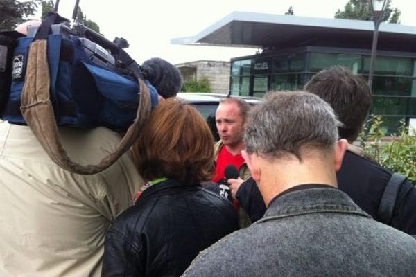 Mickaël Gallais, CGT - PSA Rennes interviewé par les journalistes