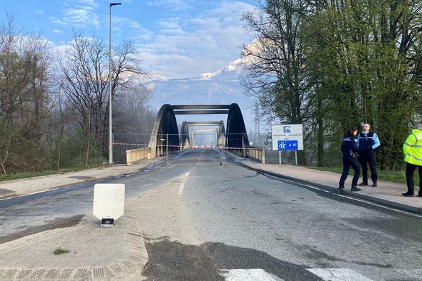 Il y a plusieurs interrogations sur le pont de brignoud, dégradé par un incendie.