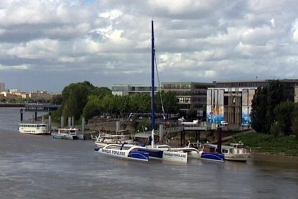 Le trimaran Banque Populaire amarré sur les quais de Bordeaux à l'occasion de la Fête du Fleuve 2013