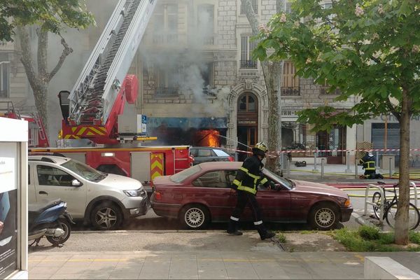 Le feu s'est déclaré ce vendredi en début d'après-midi dans la boutique Azur Fêtes