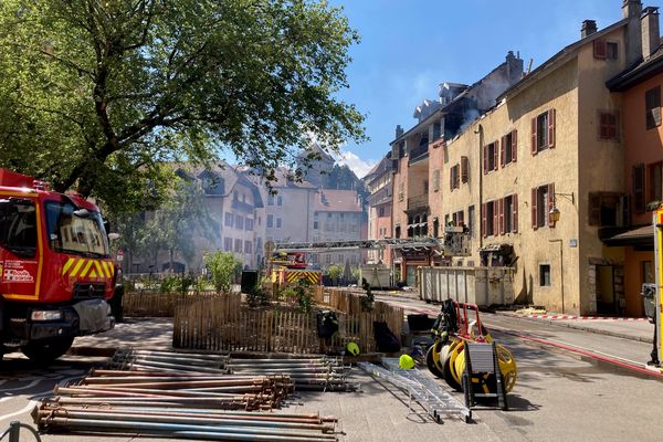 Une cinquantaine de pompiers sont mobilisés le 11 juillet 2024 dans la vieille ville d'Annecy pour un important incendie.