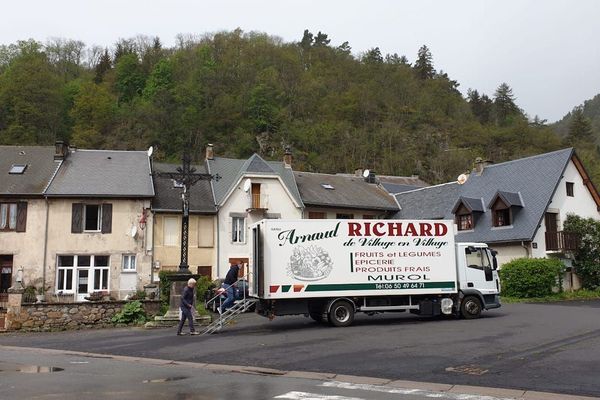 Très attendu dans les villages du Sancy, l'épicier ambulant a beaucoup de travail depuis le confinement mais il est heureux de se "sentir utile"