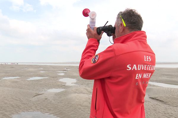 Les secouristes de la SNSM doivent inciter les promeneurs à quitter la plage avant la montée des eaux.