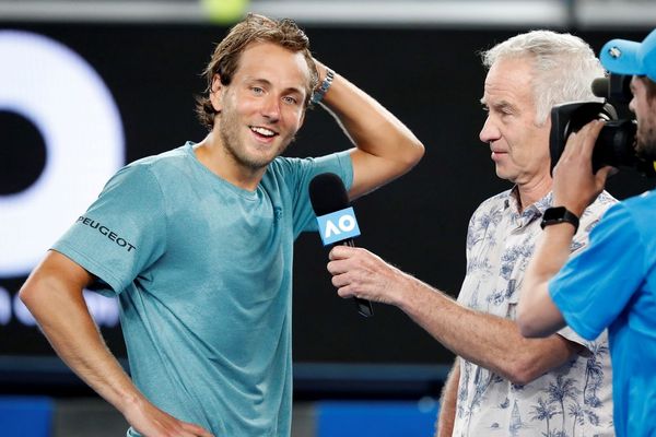 Lucas Pouille interviewé par John McEnroe à la fin du match.