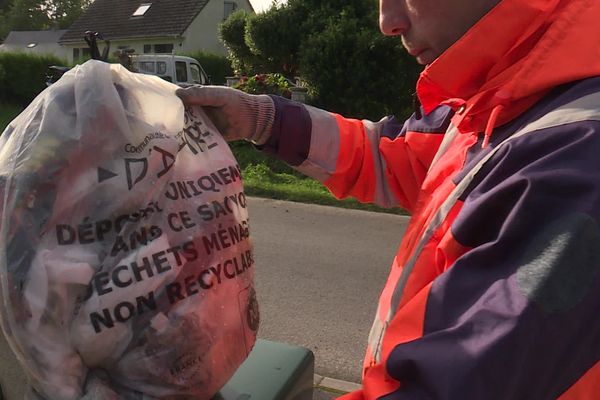 Des sacs-poubelle translucides sont désormais obligatoires dans certaines communes de la Seine-Maritime pour plus de transparence dans la gestion des déchets.