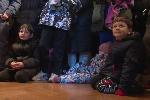 22 personnes sont arrivées ces derniers jours à Montbéliard. Parmi elles, 10 enfants qui ont pu déjà profiter des joies de la piscine.