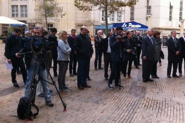 Plusieurs dizaines de personnes ont observé une minute de silence en hommage à Claude Verlon et Ghislaine Dupont