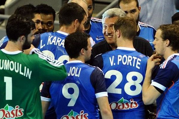 L'entraîneur Claude Onesta dimanche avec les joueurs de l'équipe de France