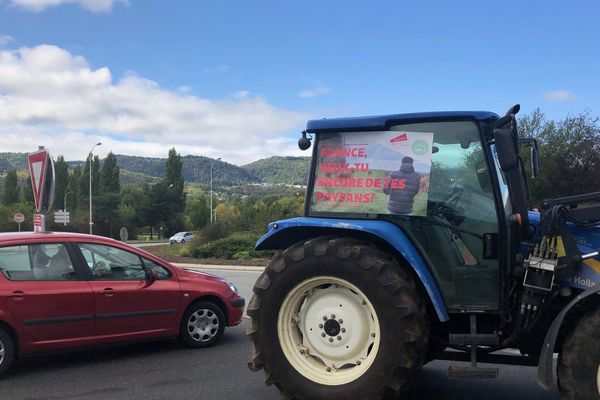 Sept tracteurs ont bloqué le rond-point de Beaumont le 8 octobre (Puy-de-Dôme)