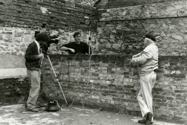 Une équipe de France 3 Picardie en reportage dans une verrerie, dans les années 1980.