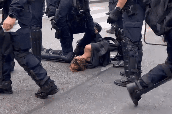 Mardi 6 juin, lors de la manifestation contre les retraites à Toulouse (Haute-Garonne), une manifestante s'est évanouie après la charge des forces de l'ordre.