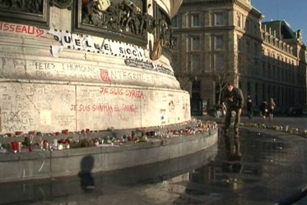 Bougies, dessins, crayons, graffitis… sur la place de la République