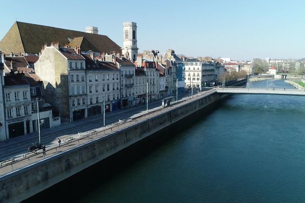 Le quai Vauban à Besançon désert © Francetv