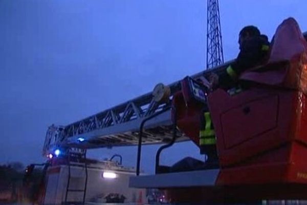 Chaque matin, les sapeurs pompiers vérifient équipements et matériels.