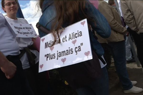 Des pancartes de soutien lors de la marche organisée à Auneuil. 