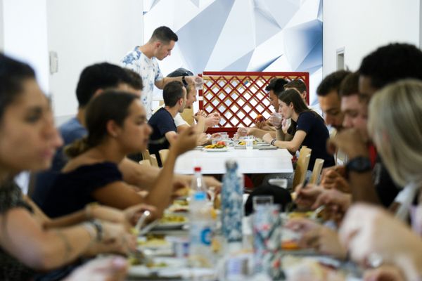 Des étudiants au Resto'U.