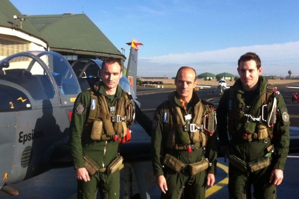 Renaud Lavillenie et ses coéquipiers avant le décollage sur la base aérienne de Cognac (16).